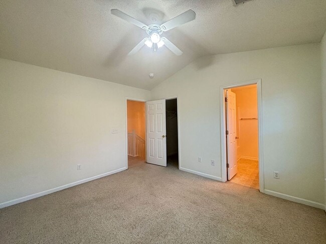 Building Photo - Available now. Great 2 BR/2.5 BA Townhome in Oak Bluff!