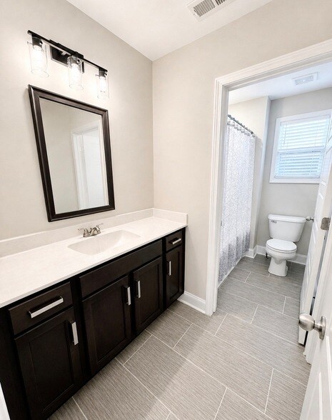 Building Photo - 451 Kinslow Ct