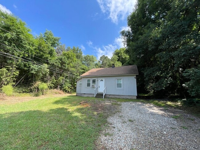 Building Photo - 2 bedroom bungalow in convenient Hillsboro...