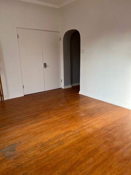 LIVING ROOM - 709 N Harper Ave