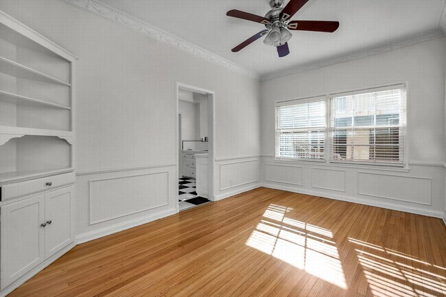 Building Photo - Stunning Townhome Style 2 bedroom with washer/dryer!