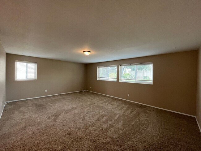 Building Photo - 4 Bedroom Home Near N McQueen Rd and E Cha...