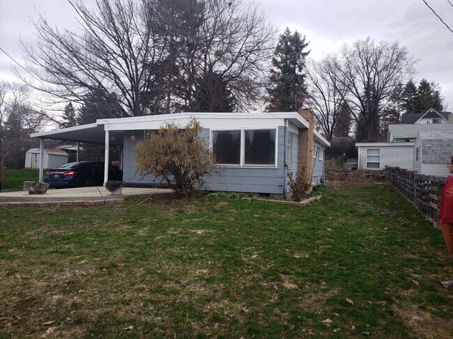 Building Photo - 3B1BA home, 956sqft, available 1/8/2027, large partially fenced yard, 2 shop spaces, carport and ...