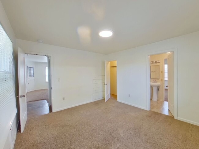 Building Photo - 5 bedroom house near campus! 2 Months free...