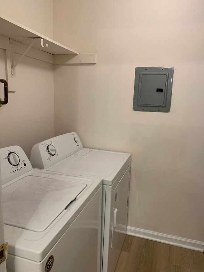 Building Photo - 1 BR, 1 BA Condo-3rd floor *Fresh paint throughout! * Easy to clean flooring only one year old. P...