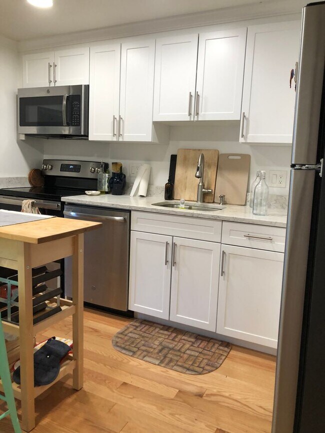 Building Photo - 2Br/1Bth apartment available June 1, 2026. Great location. Laundry in building!