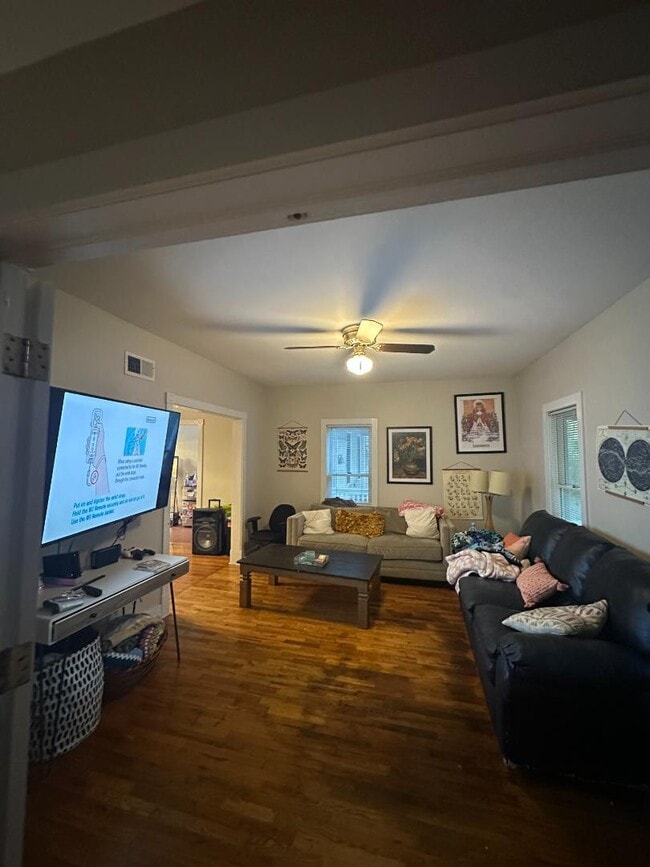 Building Photo - 813 Maine St