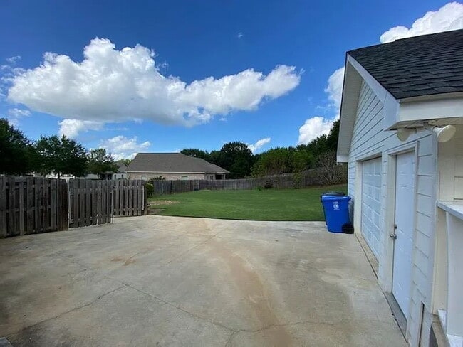 Building Photo - Available now FOR RENT in Dothan, AL!!