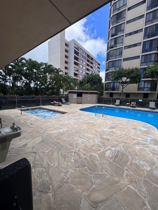 Building Photo - 2 Bed, 2 Bath with reserved, covered parking. Washer/Dryer in unit -Country Club Plaza in Salt Lake