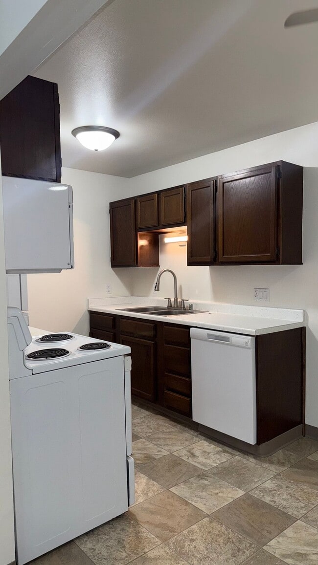Building Photo - Lower 2-Bedroom | Heat Included & Fully Renovated