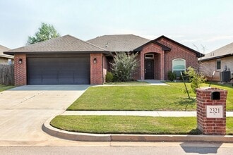 Building Photo - 2321 Norwood Dr