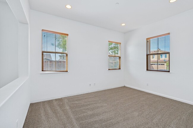 Building Photo - Spacious 3-Bed, 2-Bath Single Level Home