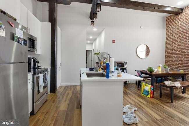 Building Photo - 2045 Trenton Ave