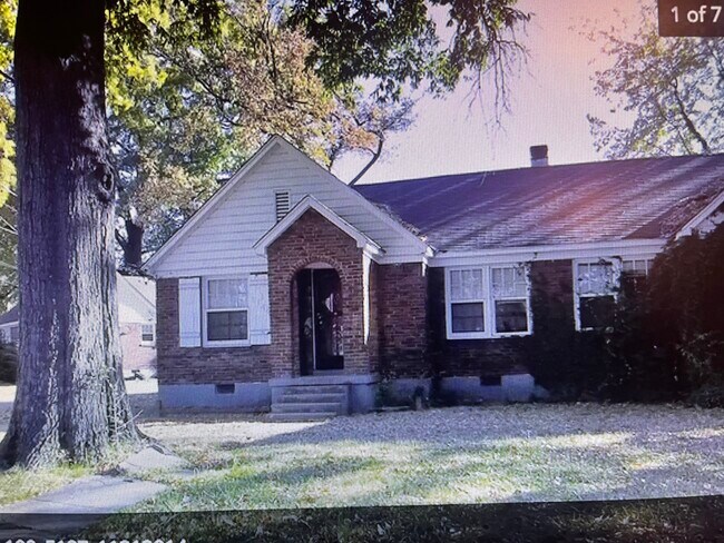 Primary Photo - 1911 Lamar Ave