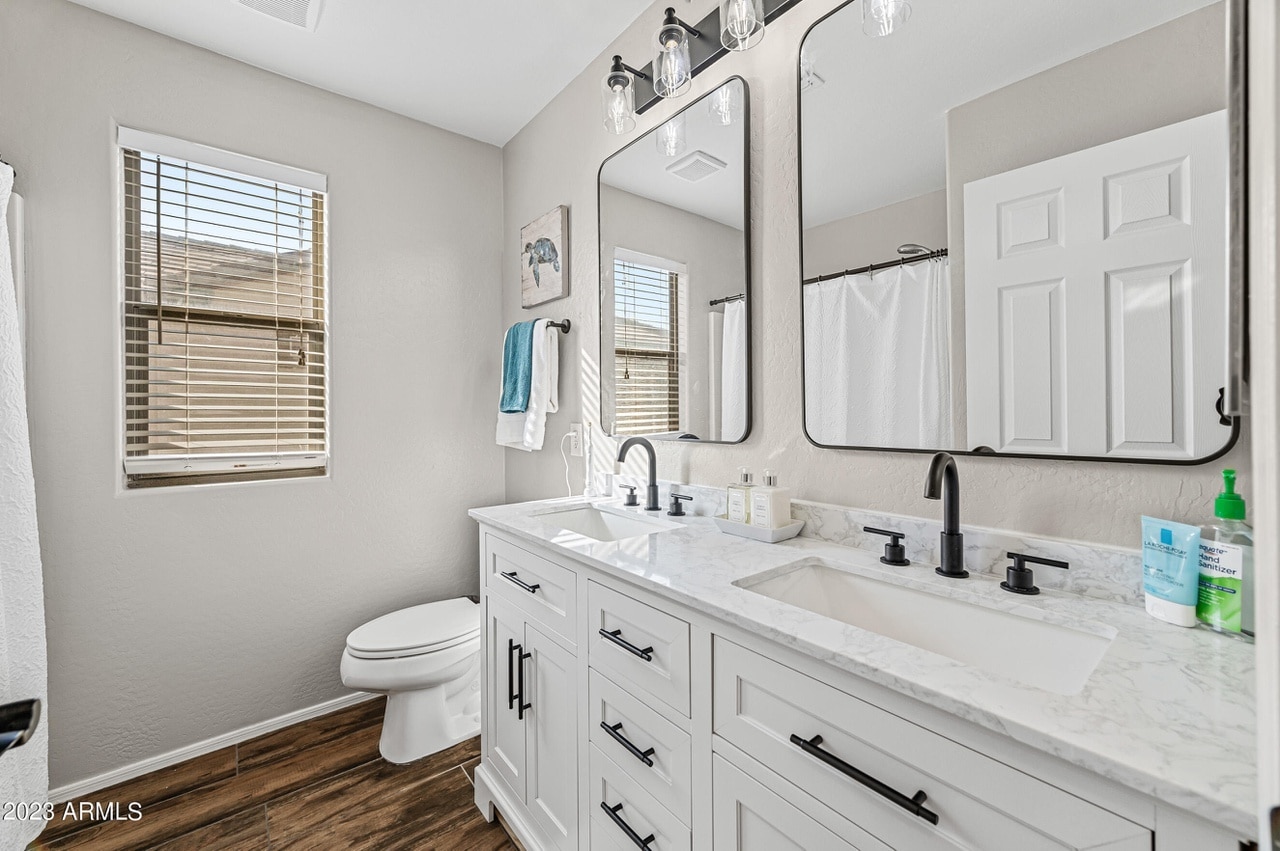 Building Photo - 15046 W Sells Dr