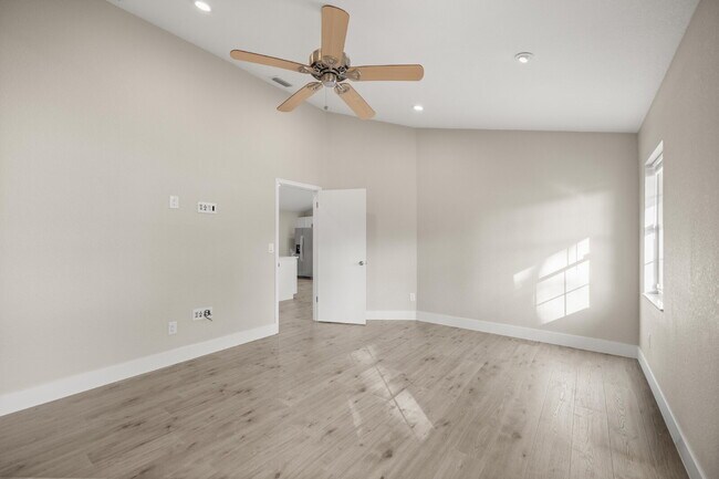 Building Photo - Newly remodeled Lovely 3-bed 2 Bath Home in desirable Location!!