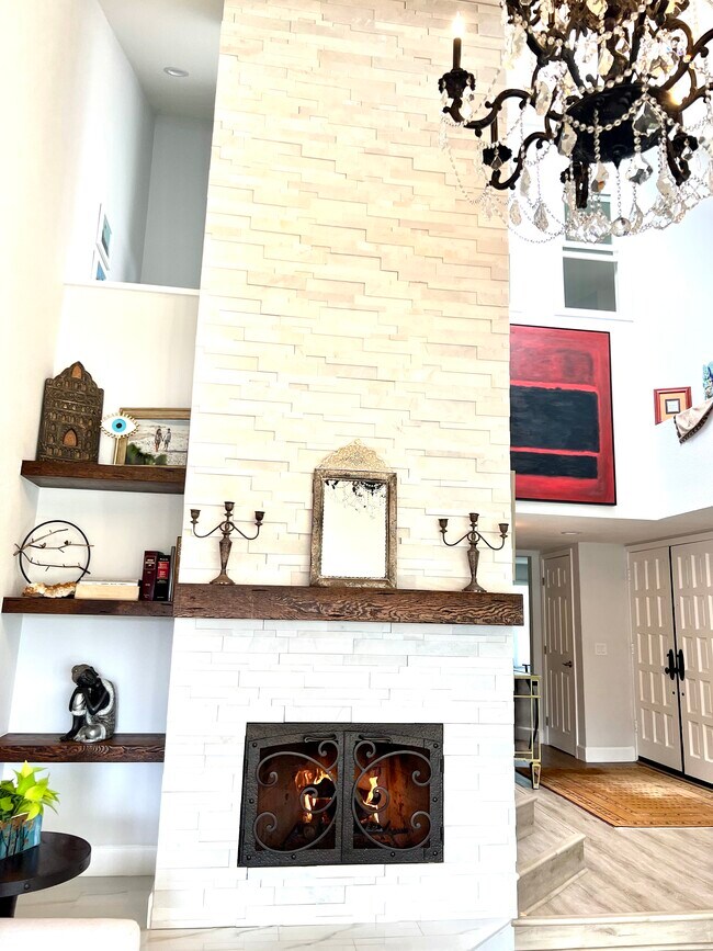 Building Photo - 15922 Avenida Villaha