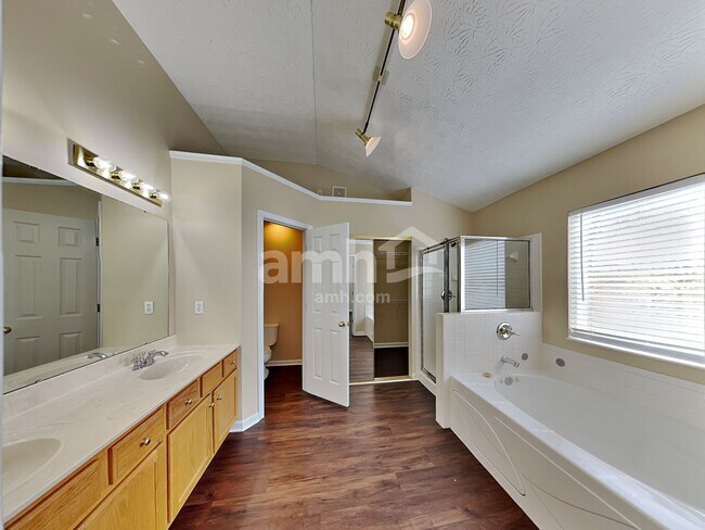 Building Photo - 4073 Sherbourne Dr