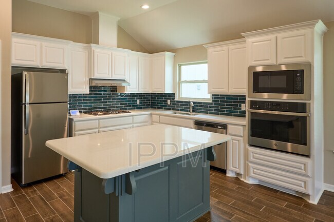 Building Photo - 2506 Cove Real Dr