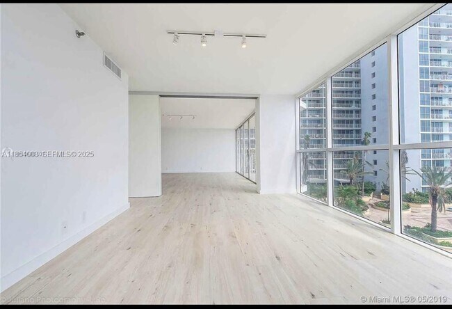 Building Photo - 7601 E Treasure Dr