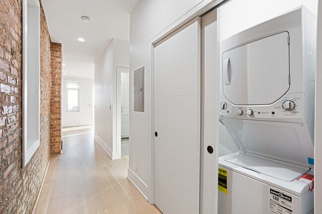 Building Photo - 7729 N Eastlake Terrace