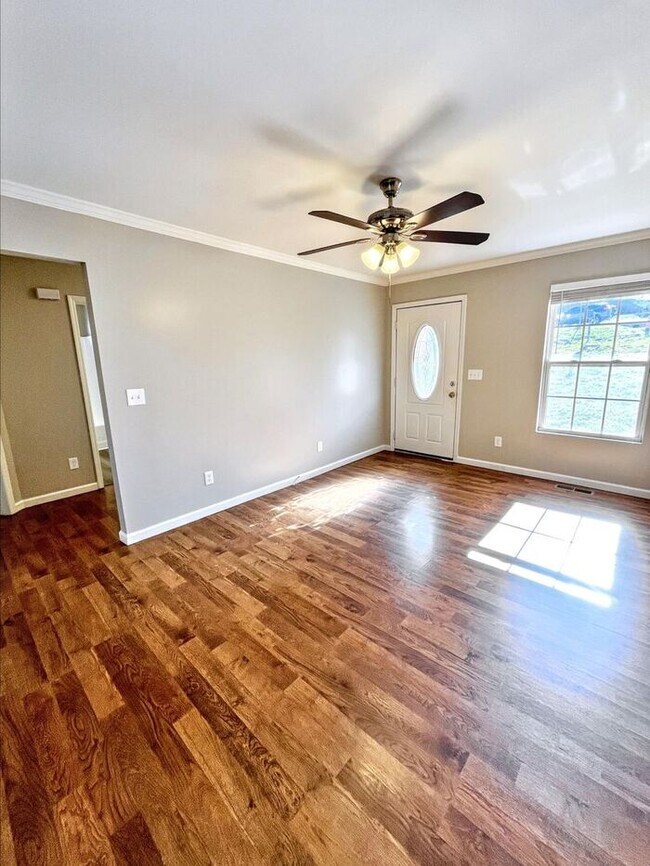 Building Photo - 3-Bedroom Home with Convenient Access to N...