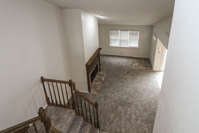 Building Photo - Lovely South Tulsa location close to shopping and restaurants