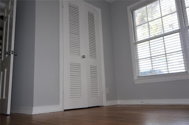 Building Photo - 3017 W Euclid Ave