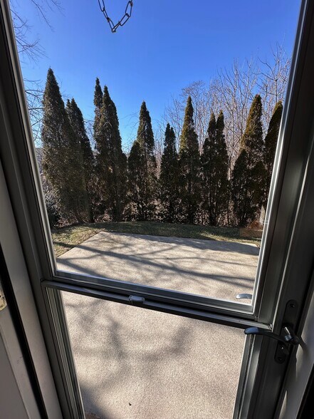 Screen Door leading to private patio - 2231 Whitney Ct