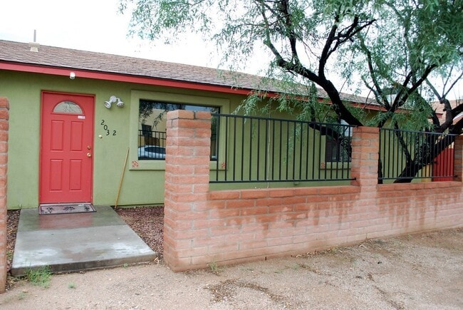 Building Photo - Modern 4 Bed 5 Bath Near UofA – Private Baths & Off-Street Parking