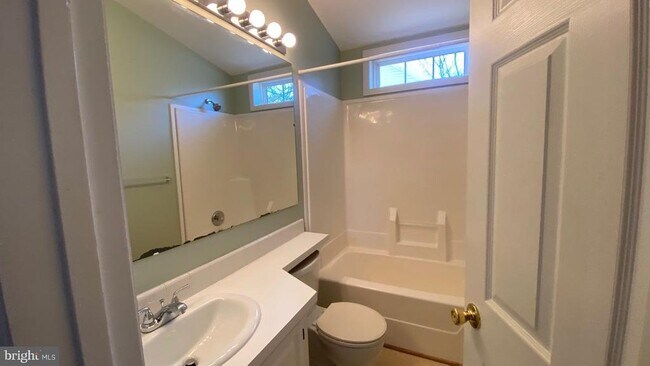 Building Photo - 7642 Bluff Point Ln