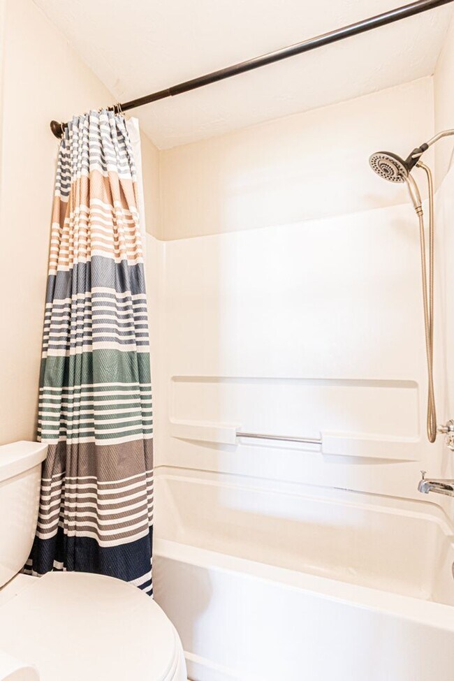 Building Photo - Fully Furnished Naples Condo- Available for Annual Rental Starting April