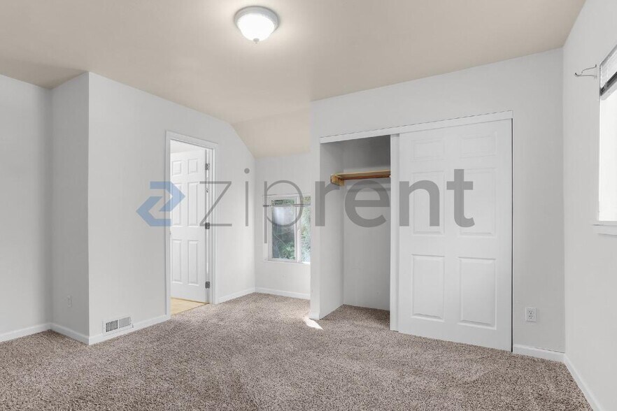 Building Photo - Unit