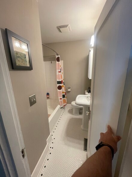 2nd bathroom - 824 N Killingsworth Ct