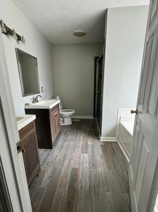Building Photo - 105 Mustang Dr