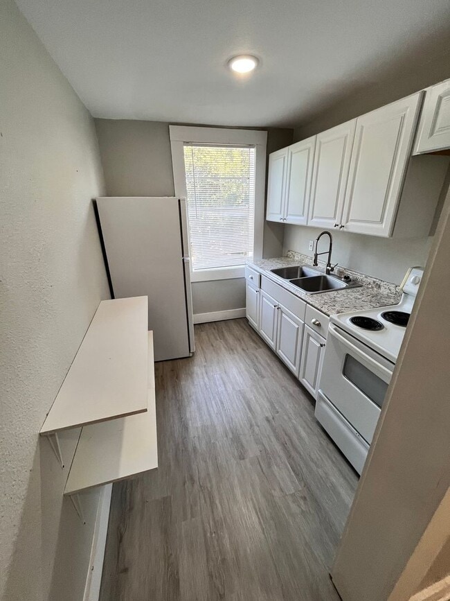 Building Photo - Move In Ready 3-Bedroom Apartment!