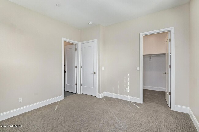 Building Photo - 4816 N Woodmere Fairway Unit 1010