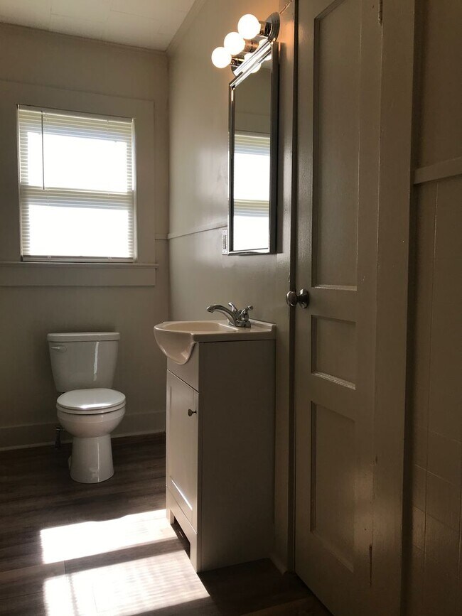 Building Photo - 2 bedroom 1 bath home for lease