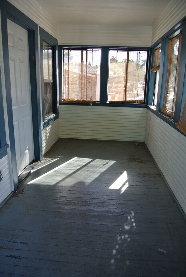 Building Photo - ***COMING SOON*** Adorable 3+ Bedroom 1+ B...