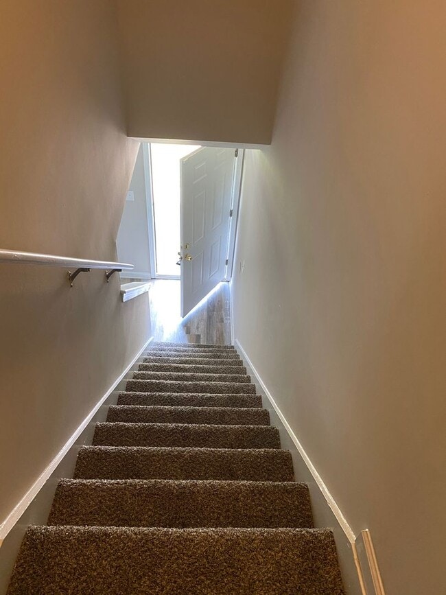 Building Photo - Great 2 bedroom townhome community located near downtown Dallas