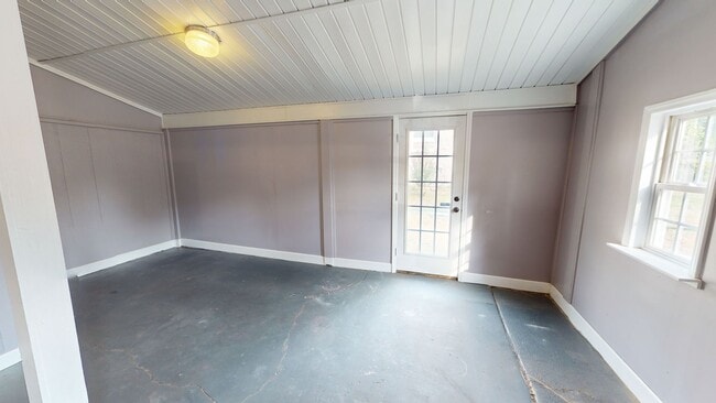 Building Photo - Charming 3 Bedroom Home with Modern Update...