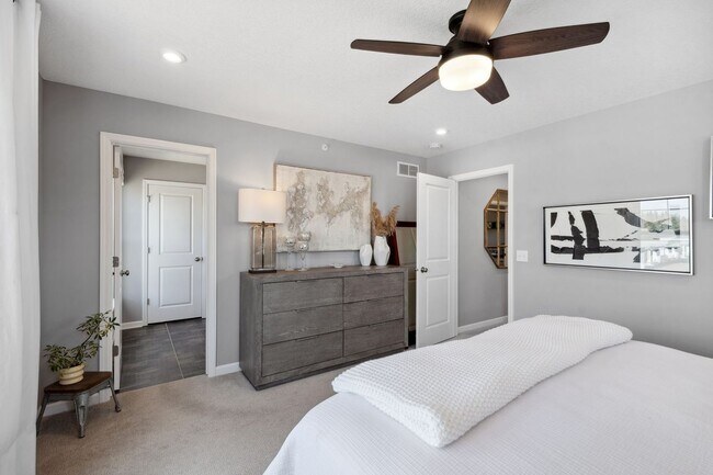 Building Photo - Rare End Unit 3Bed 3Bath Townhome in Rogers