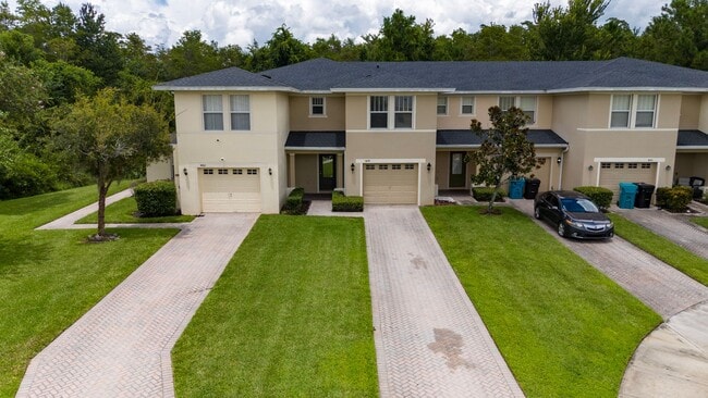 Building Photo - Town House 3 Bedroom and /2.5 Bathrooms. At Lee Vista area gated Community.