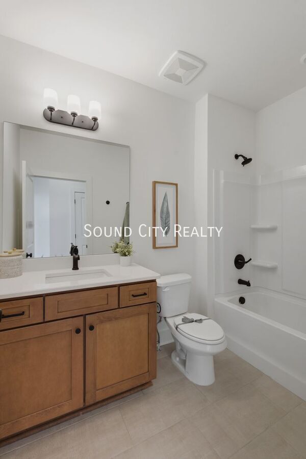 Building Photo - 152 Valentine Aly