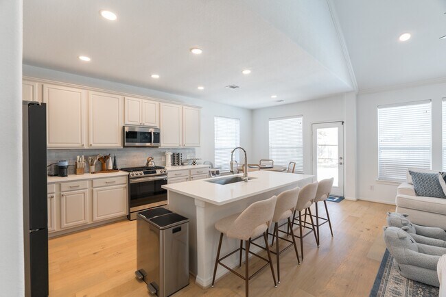 Building Photo - 135 S Rocky Point Cir