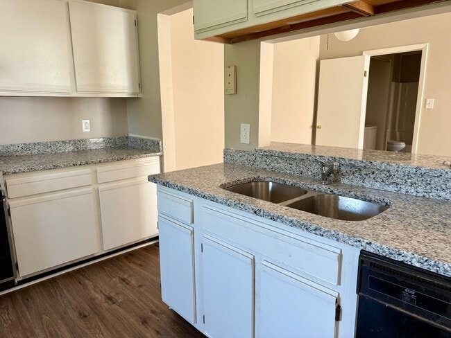 Building Photo - 2 bedroom 2nd Story Condo in Virginia Beach