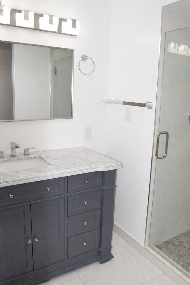 Building Photo - Crest23-25