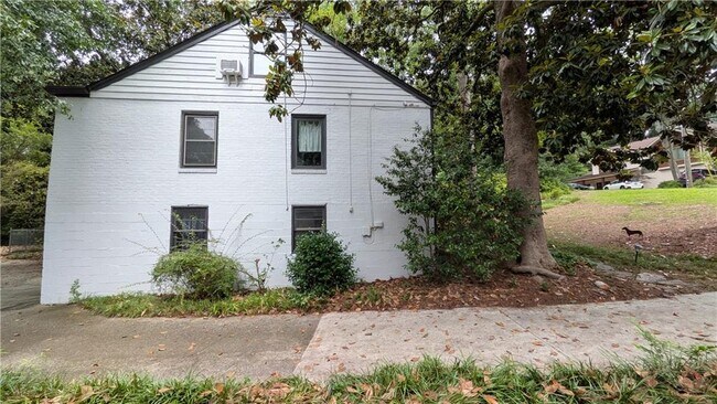 Building Photo - 4300 Rickenbacker Way NE