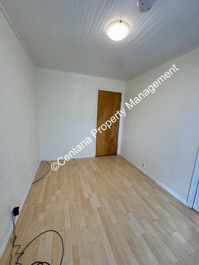 Building Photo - 3 Bed 1 Bath located on the flats