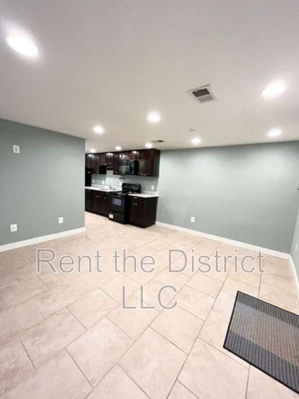 Building Photo - 421 Newton Pl NW